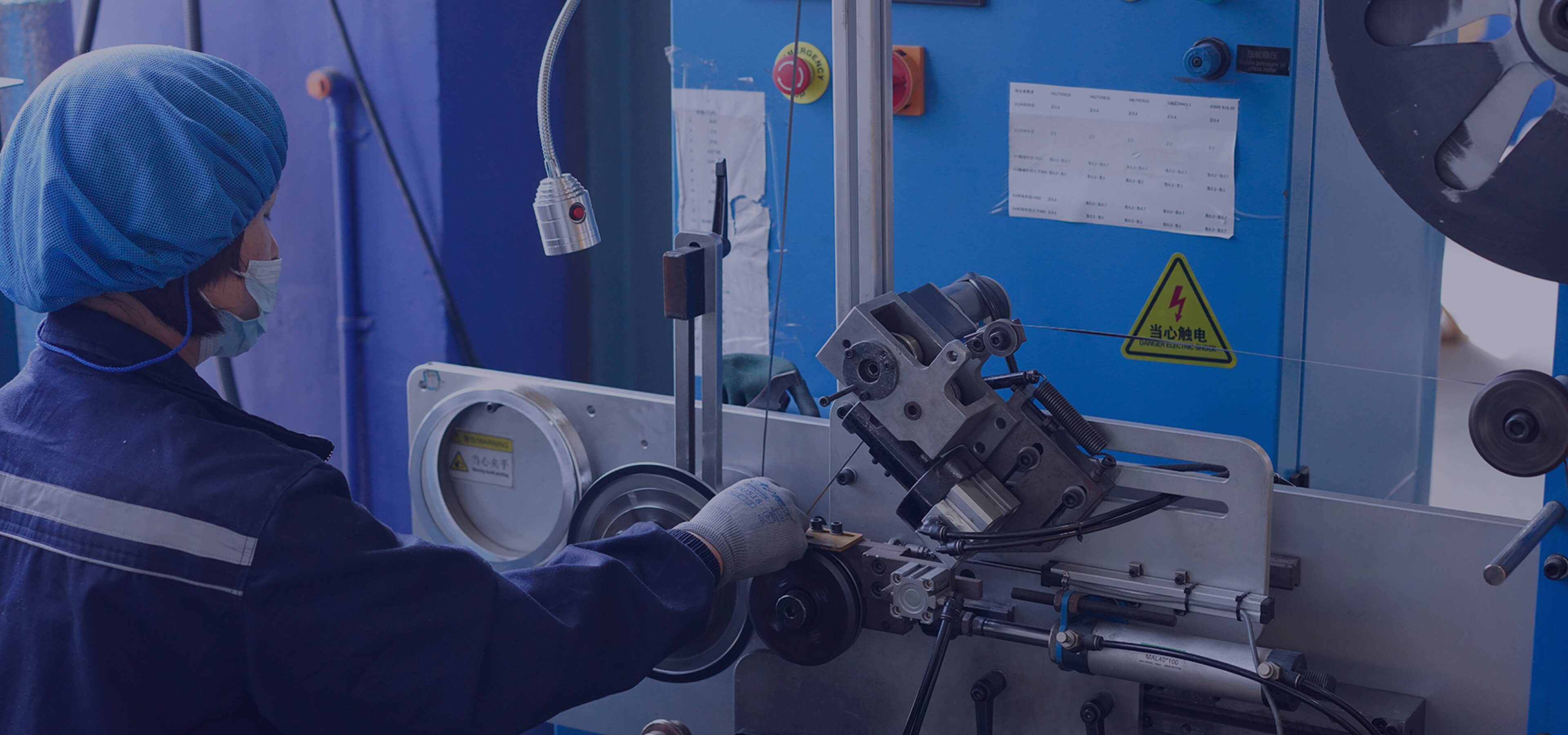 工厂生产场景，工人操作机器