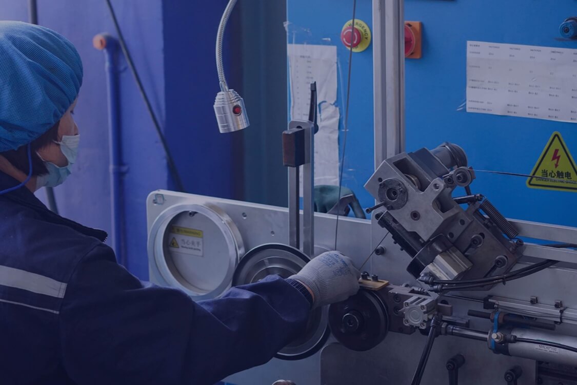 工厂生产场景，工人操作机器