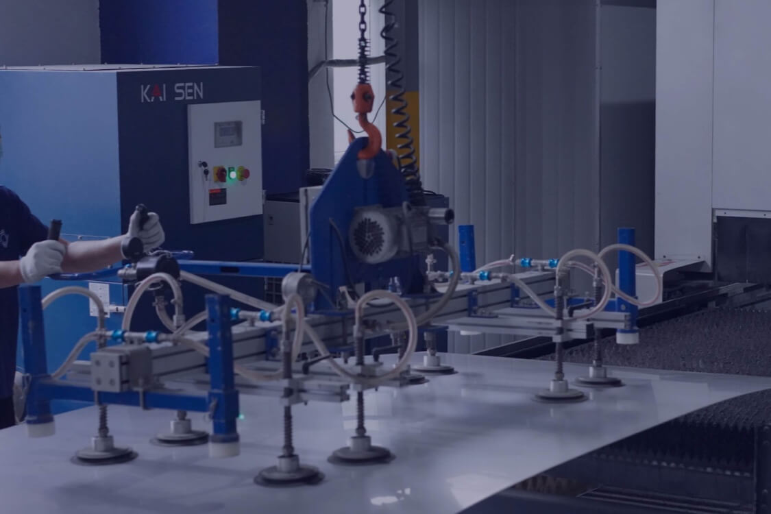 工厂生产场景，工人操作机器