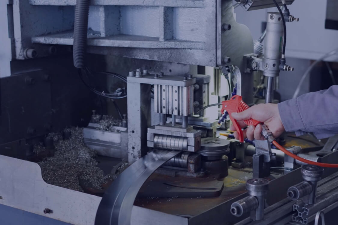 工厂生产场景，工人操作机器